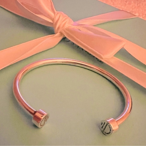Return toTiffany NarrowCircle Edge Cuff, Sterling Silver,comes with original box - Picture 2 of 4